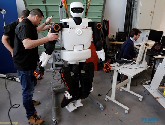 法國研發(fā)智能機(jī)器人勤雜工 家務(wù)助手的新時代